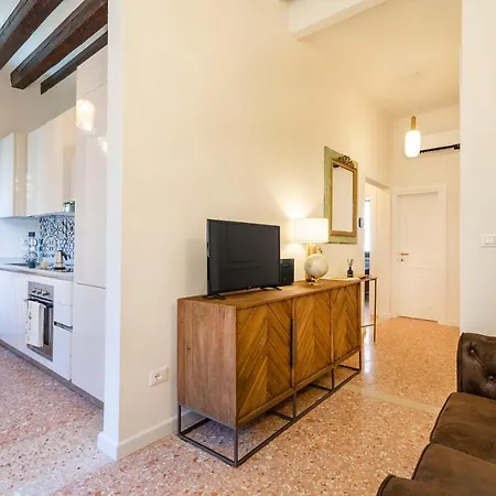 Querini Suite-balcony On Canal, Close To San Marco Апартаменты
