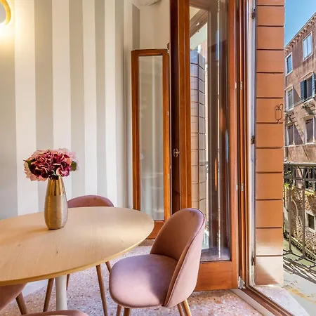 Апартаменты Querini Suite-balcony On Canal, Close To San Marco *
