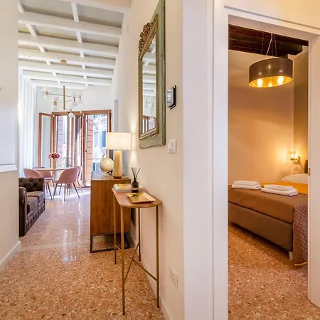Апартаменты Querini Suite-balcony On Canal, Close To San Marco *